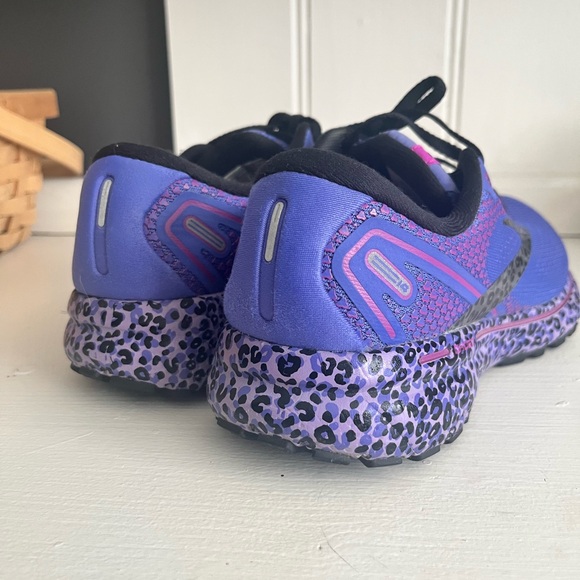 Women’s brooks ghost running shoes purple cheetah 7 - Picture 2 of 8